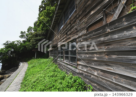 古びた木造の建物 143966329