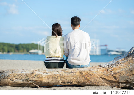 海を眺める男女 海を眺める男女 143967215