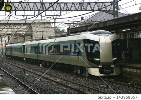 100年を超える歴史の地上線・地上駅『春日部駅』を行く東武特急【リバティ】500系 143969057