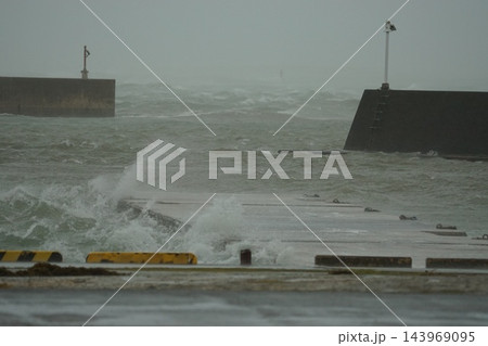 台風のうねりで荒れ狂う海と巨大な波 台風のうねりで荒れ狂う海と巨大な波 143969095
