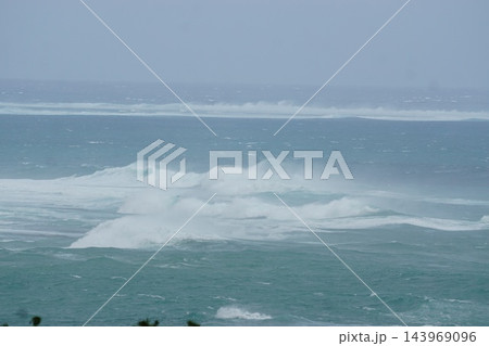 恐怖を感じる台風接近時の猛烈な高波 恐怖を感じる台風接近時の猛烈な高波 143969096