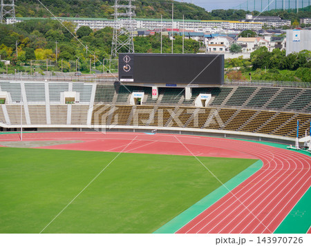 上から見た神戸総合運動公園の陸上競技場スタンド 143970726
