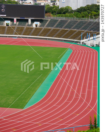 上から見た神戸総合運動公園の陸上競技場スタンド 143970727