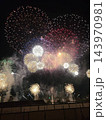 華やかな花火大会の夜景ビジュアル素材｜イベント広告・観光ポスター・Webヘッダー向け背景 143970981