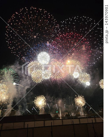 華やかな花火大会の夜景ビジュアル素材｜イベント広告・観光ポスター・Webヘッダー向け背景 143970981
