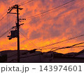 帰り道のノスタルジックな夕焼け空と電柱 143974601