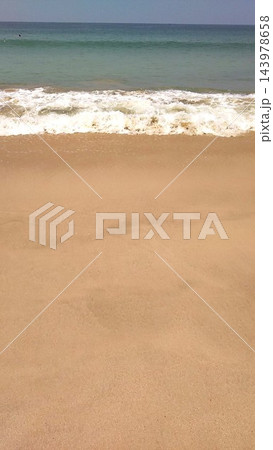 白い波と砂浜の海辺風景 143978658
