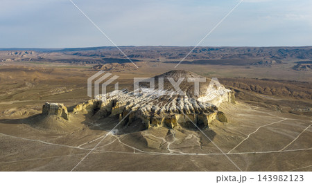 シェルカラ山と砂漠を縫う車の轍を見渡す空撮パノラマ シェルカラ山と砂漠を縫う車の轍を見渡す空撮パノラマ 143982123