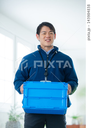 荷物を運ぶ配達スタッフ 荷物を運ぶ配達スタッフ 143984838