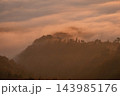 企業のビジョンやサステナビリティ訴求に最適な朝焼けの山並みと雲海のコーポレート背景素材 143985176