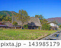 日本の原風景が残る白川郷の秋晴れと美しい紅葉・ノスタルジックな観光風景 143985179