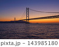 関西の交通インフラと観光を象徴する明石海峡大橋の夕景、企業のビジネス背景素材 143985180