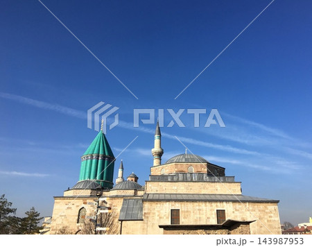 トルコ・コンヤのメヴラーナ博物館と青空 トルコ・コンヤのメヴラーナ博物館と青空 143987953