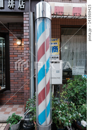 レトロな街並みが残る神戸元町の路地裏を散策 143989425