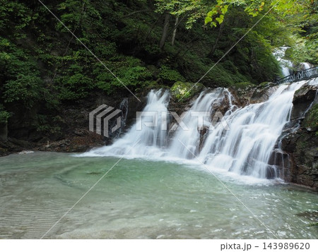 石空川渓谷の緑に囲まれた滝と美しい滝壺(山梨県北杜市) 石空川渓谷の緑に囲まれた滝と美しい滝壺(山梨県北杜市) 143989620