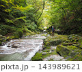 緑豊かな石空川渓谷を散策する登山者（山梨県北杜市） 143989621