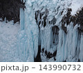厳冬のフレペの滝・岩壁に連なるアイスブルーの氷柱 143990732