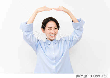 長袖シャツを着ている女性 長袖シャツを着ている女性 143991139