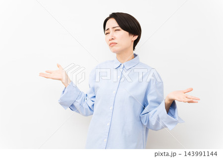 長袖シャツを着ている女性 143991144