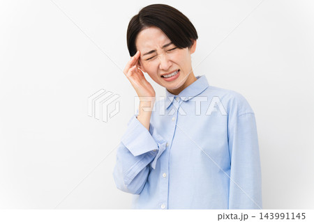 長袖シャツを着ている女性 143991145