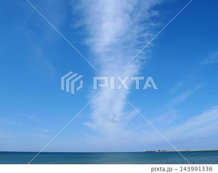 稲佐の浜から見る青い海と空｜出雲 143991336