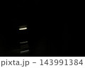 深い闇に浮かび上がる光の軌跡、夜の街の抽象的なライトトレイル 143991384