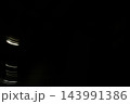 アブストラクトな光のラインが交差する、夜の街のエネルギー 143991386