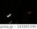 漆黒の背景に流れる街灯の光、ミステリアスな夜の抽象アート 143991390