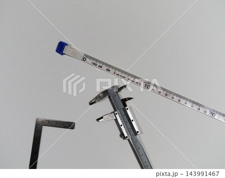 白背景に配置された各種測定工具 143991467