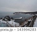 冬の知床・オロンコ岩から望む雪のウトロ港 143994283