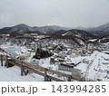 冬のオロンコ岩から見下ろす雪に覆われたウトロの街並み 143994285