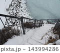 冬の知床・オロンコ岩の雪に覆われた急な下り階段 143994286