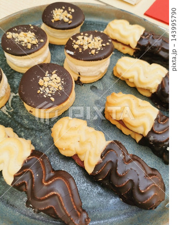 small chocolate desserts 143995790