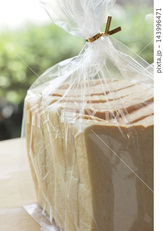 ビニール袋に入った食パン ビニール袋に入った食パン 143996471