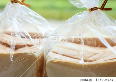 ビニール袋に入った食パン ビニール袋に入った食パン 143996523