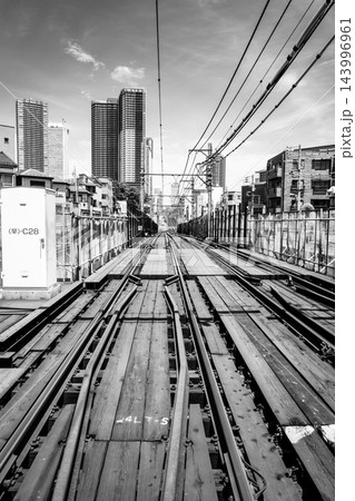 東京 南池袋 地下工事中の都電荒川線とタワーマンション 2026.07　a-6 モノクロ 143996961