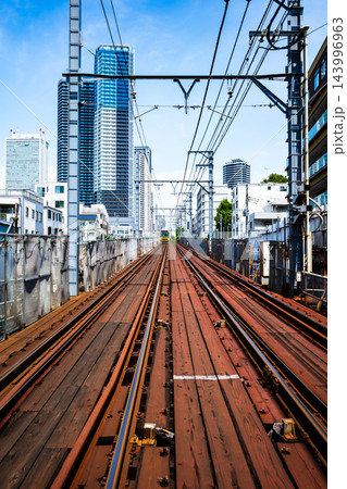 東京 南池袋 地下工事中の都電荒川線とタワーマンション 2026.07　b-2 高彩度コントラスト 143996963