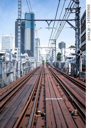 東京 南池袋 地下工事中の都電荒川線とタワーマンション 2026.07　b-5 クールカラー 143996966