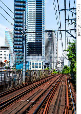 東京 南池袋 地下工事中の都電荒川線とタワーマンション 2026.07　e-2 高彩度コントラスト 143996981