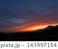 日没後、シルエットの磐梯山とオレンジ色に染まった雲とのコントラストが印象的で綺麗だ。 143997154