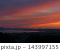 夕暮れ時、残照で赤く染まる雲と猪苗代湖の湖面。印象的で綺麗だ。 143997155