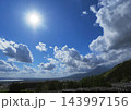 初夏の午後、青空に白く輝く太陽と磐梯山にかかる白い積乱雲が青空に印象的で綺麗だ。 143997156