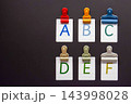 カラフルなクリップとアルファベット文字 143998028