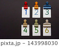 カラフルなクリップと数字 143998030