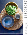 俯瞰で見る食器と植物 143998037