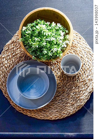 俯瞰で見る食器と植物 143998037