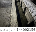 道路の脇にある排水溝 144002156