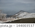 冬季閉鎖の四国カルスト 県道383号線から見る姫鶴平の風車 144003537