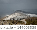 冬の四国カルスト雪山登山 144003539