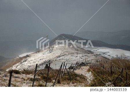 冬の四国カルスト雪山登山 144003539